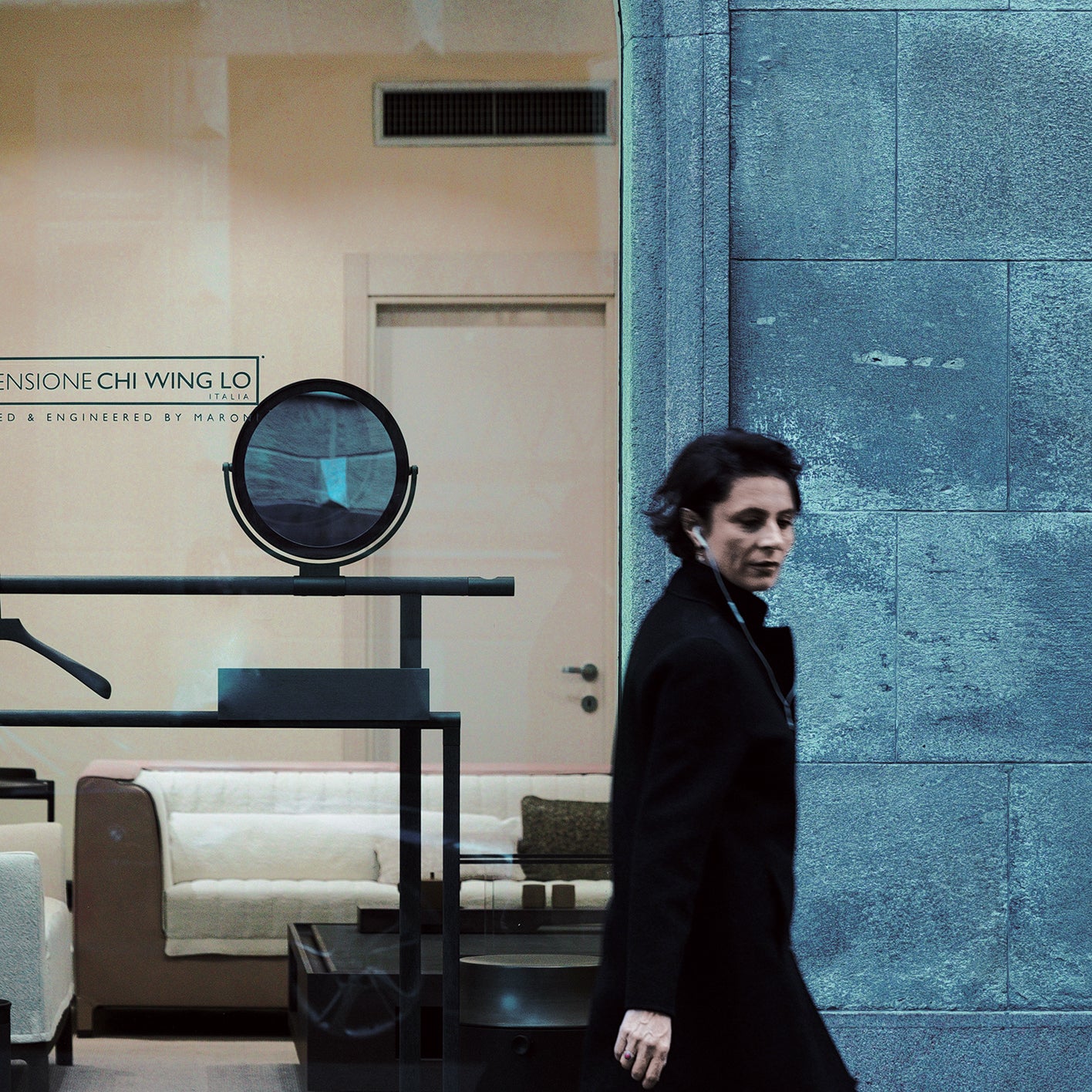 TINGHOME Teawith Kettle in Charcoal Black, beautifully crafted with smooth ceramic finish and ergonomic handle, designed for a modern and sophisticated tea experience.