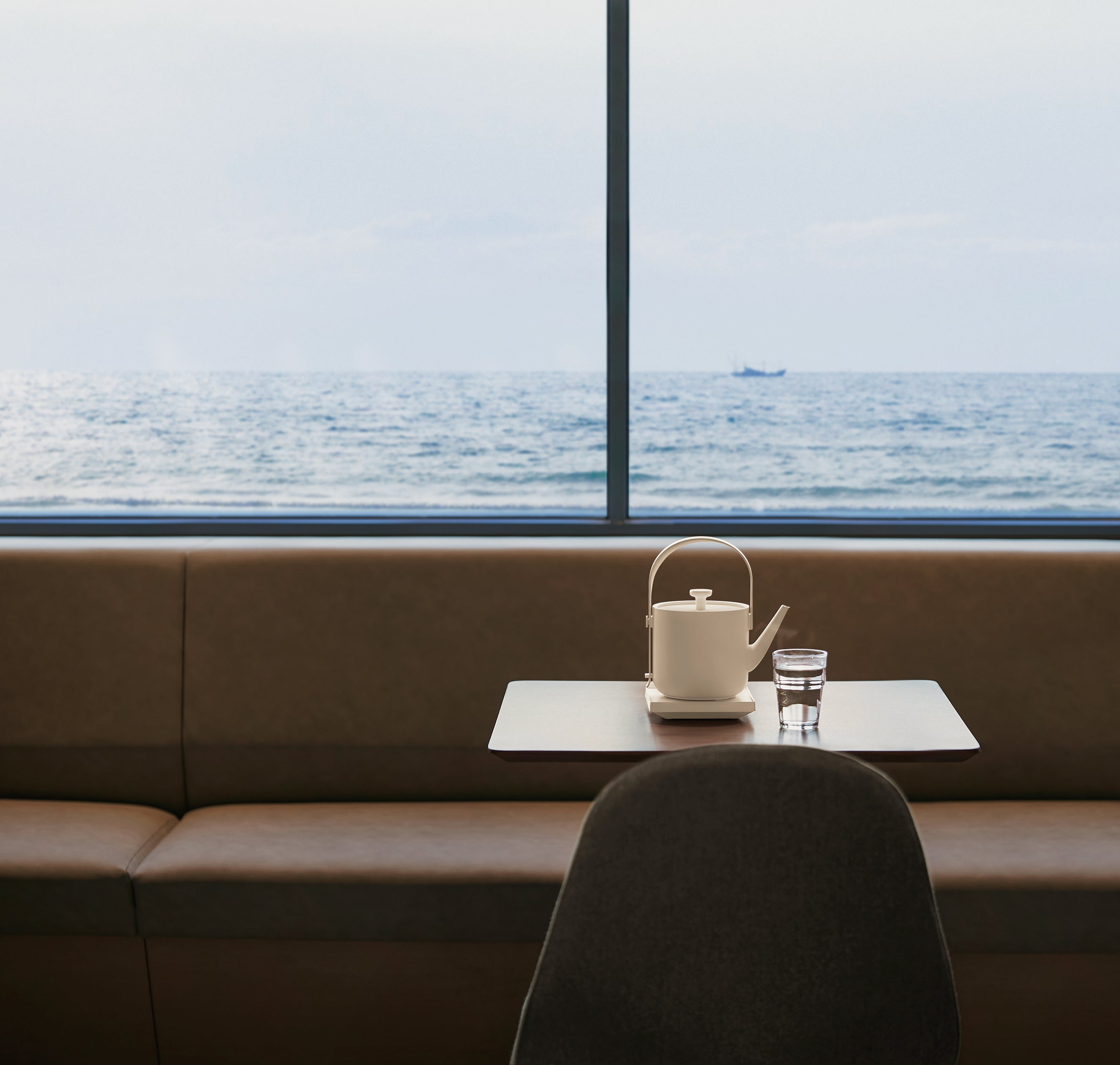 TINGHOME Teawith Kettle in Charcoal Black, showcasing its sleek, minimalist design and ergonomic features, offering a premium and modern tea brewing experience.